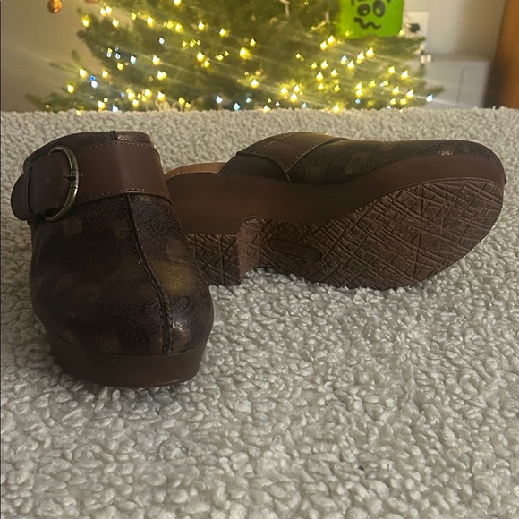 BareTraps Dark Brown Textured Mules with Strap - Picture 3 of 4
